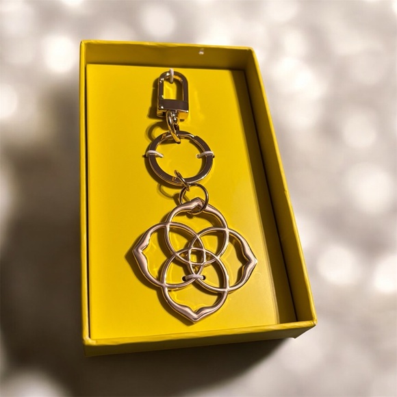 Kendra Scott, Gold Floral Pendant Keychain - NIB - Picture 3 of 3